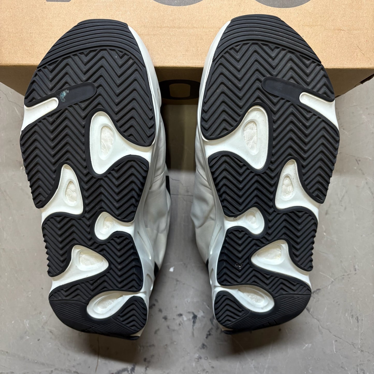 adidas Yeezy Boost 700 MNVN Laceless Analog