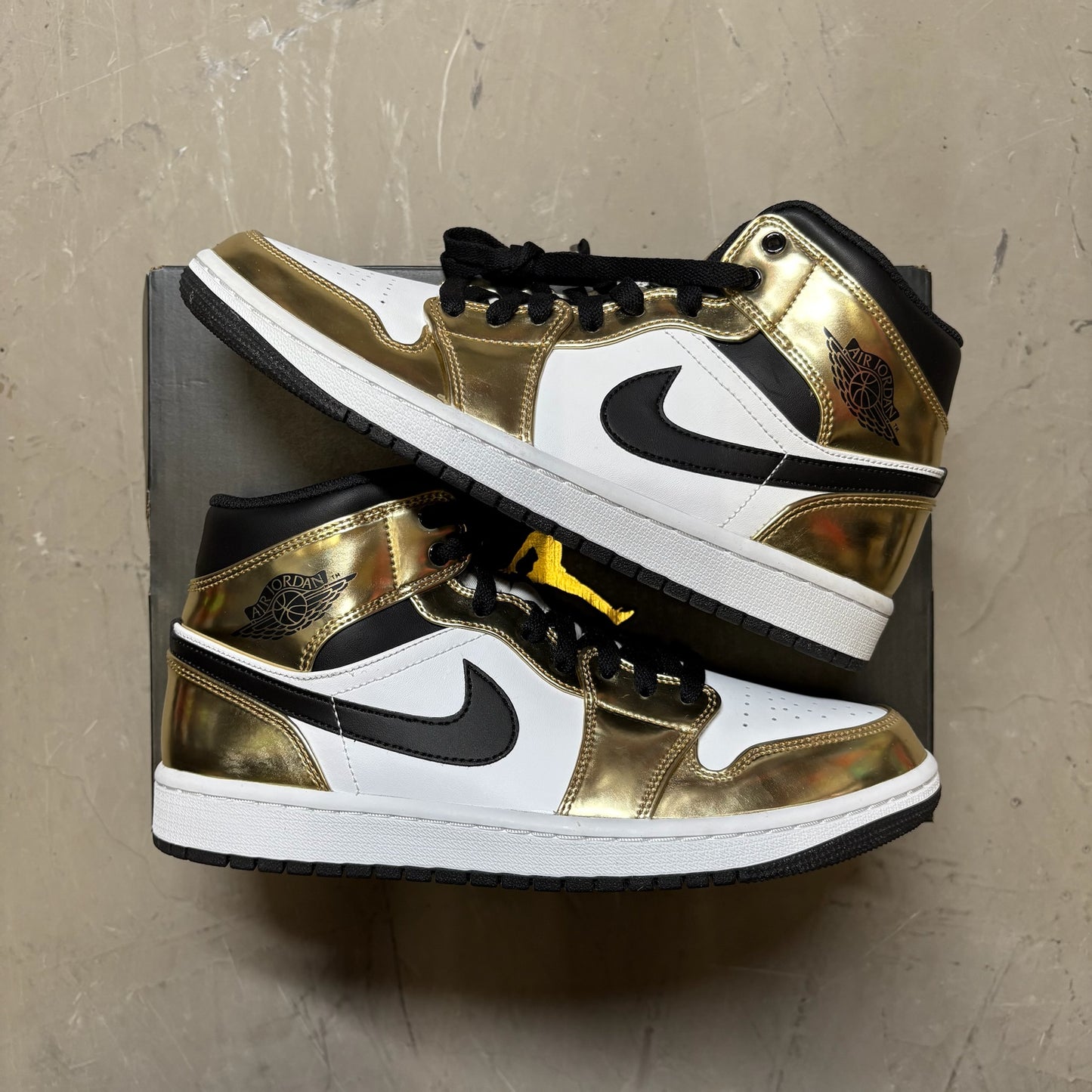 Jordan 1 Mid Metallic Gold Black White