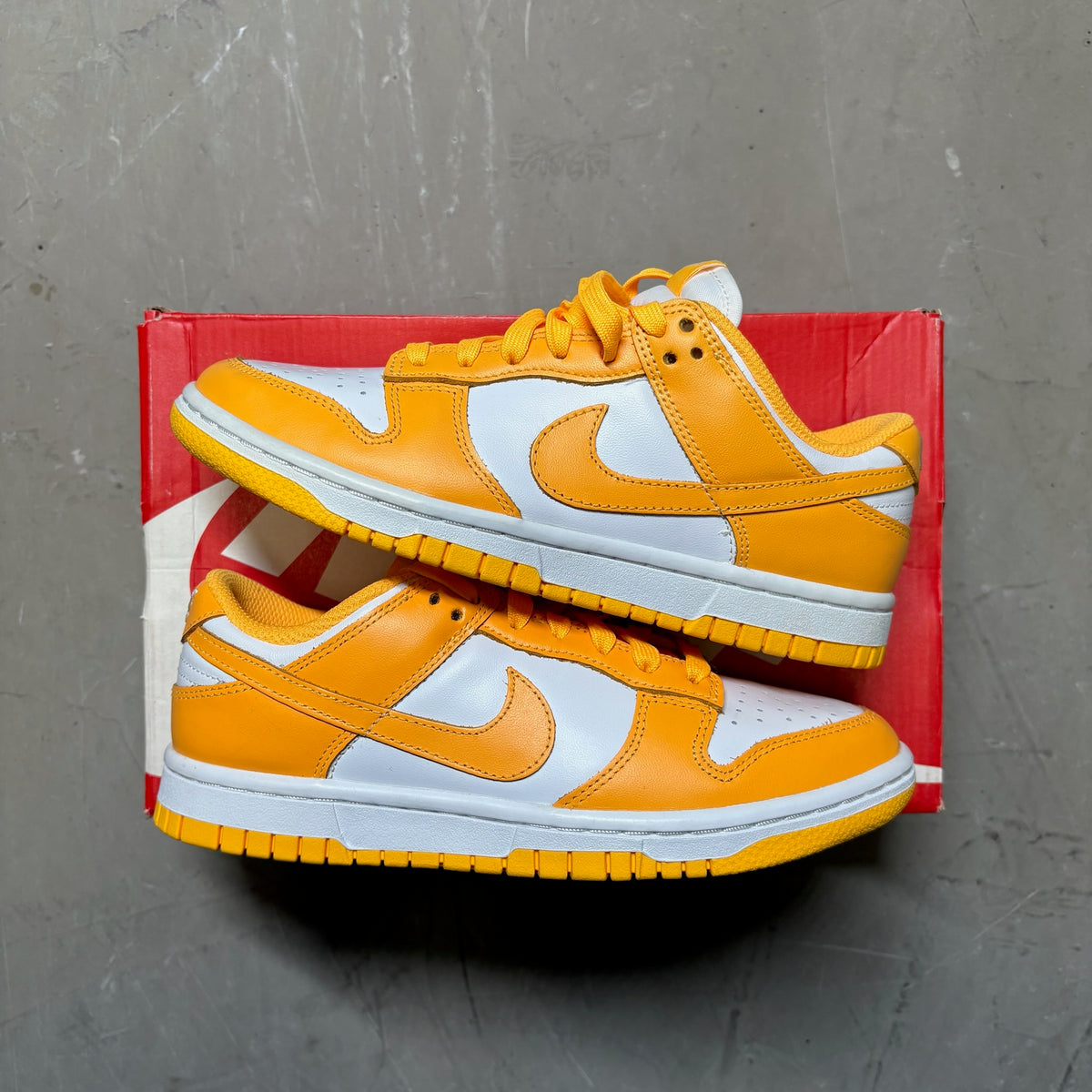 NIKE WMNS DUNK LOW 